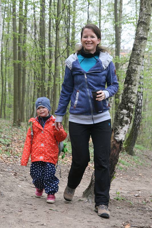 Adamovští oslavili v neděli Den Země. Na tradiční akci spolku Okras, který se zabývá ochranou přírody v Moravském krasu a jeho okolí. U studánky Ptačí svatyně čekala na děti i rodiče řada stanovišť s přírodní tématikou.