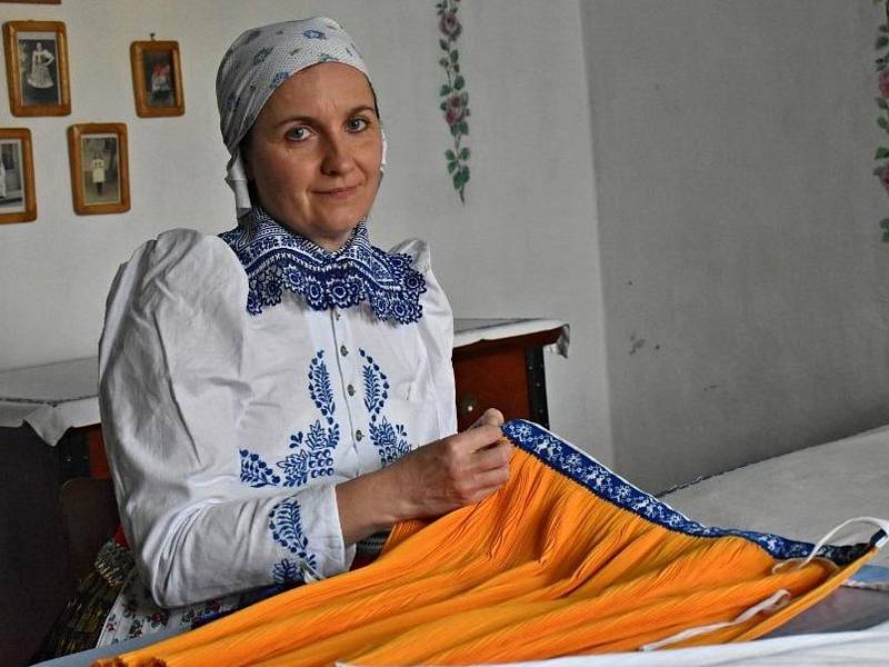 Jedním z držitelů titulu Mistr rukodělné výroby Jihomoravského kraje 2022 je i Renata Potěšilová z Lipova na Hodonínsku. Dlouhodobě se zabývá vrapení ženských fěrtochů, výrobou a údržbou krojových součástí.x