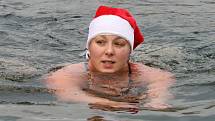 Čtvrtá vánoční plavba. V blanenském lomu plaval na Štědrý den tank, vor z lahví i otužilci.