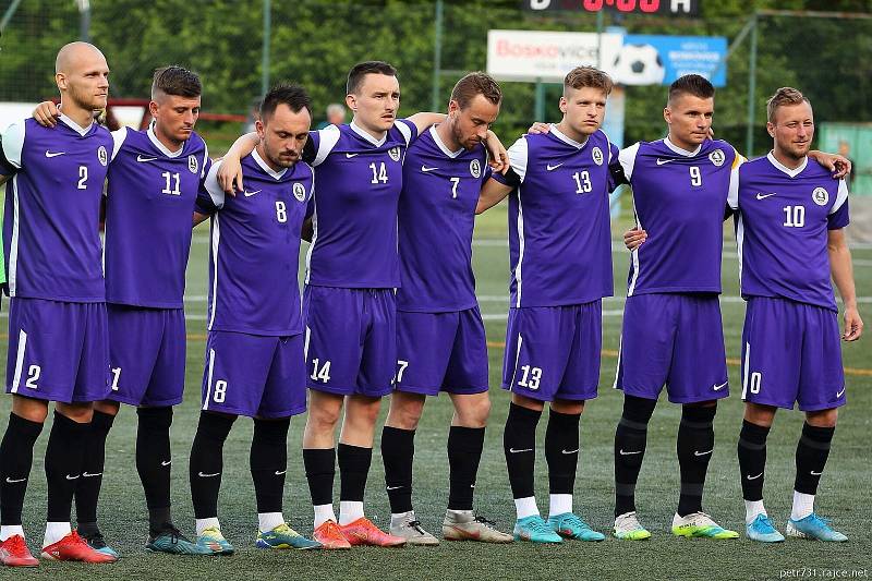 Blanensko (ve fialovém) vypadlo v play-off Superligy malého fotbalu s Mostem.