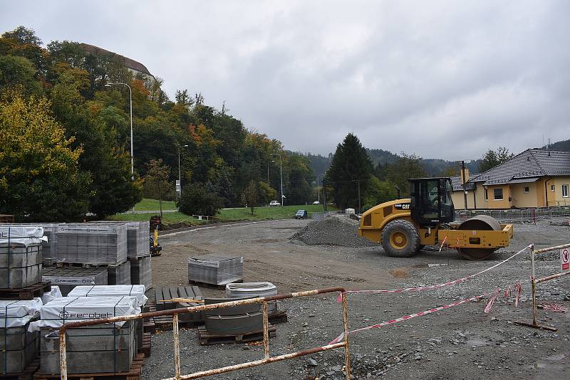 Letovičtí zpoplatní parkování v centru města. Zároveň vybudují parkoviště pro 70 aut u tamní hasičské stanice. Tam bude stání zdarma.