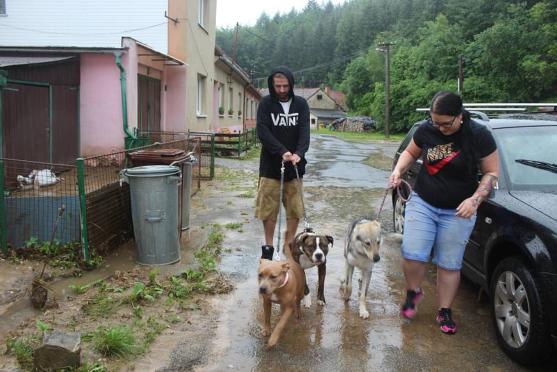 Strach mají lidé z Velké Roudky na Blanensku, kde v pondělí ráno po dvou týdnech znovu udeřila po přívalovém lijáku blesková povodeň. Ta byla menší než blesková povodeň 13. června, přesto voda z polí opět zaplavila sklepy, dvory a zahrady.