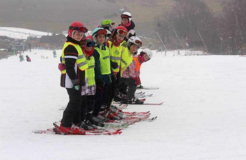 Děti ze základní školy ve Sloupu vyrazili na lyžařský kurz do ski areálu v Olešnici. Škola jezdí do areálu vyráží každoročně.