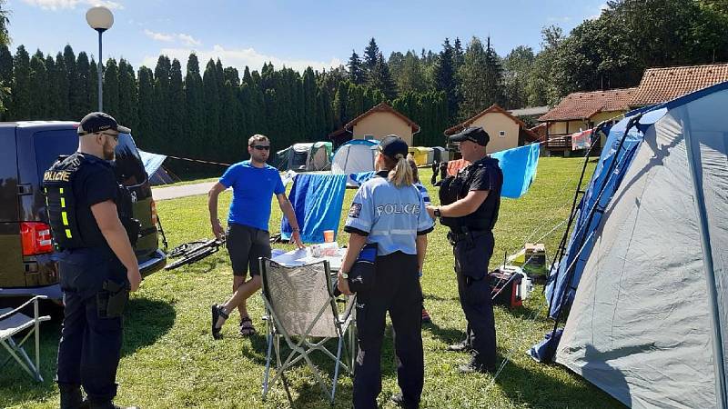 Policisté vyrazili na kontroly do kempů.