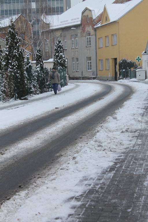 V neděli večer začalo i na Blanensku sněžit a sněhové závěje rostly celou noc. K žádným větším komplikacím však prozatím nedošlo.