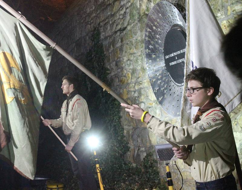 Boskovičtí uctili památku obětí totalitních režimů a také teroristických útoků v Paříži. U tamního kostela svatého Jakuba staršího.