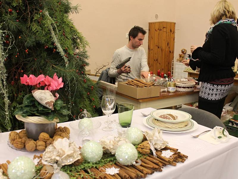 Sokolovnu ve Valchově v neděli zaplnili návštěvníci jedenácté adventní rukodělné dílny a jarmarku řemesel.