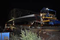 Krátce před pondělní půlnocí začali stavaři v Blansku s výsuvem ocelové mostní konstrukce nad železniční trať a řeku Svitavu. Nový silniční most propojí průtah a lokalitu Staré Blansko
