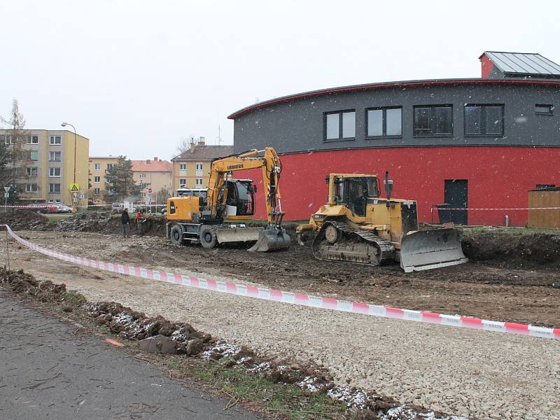 Šestadvacet nových parkovacích míst. Z toho dvě pro invalidy. Tak bude vypadat nové parkoviště v Blansku.