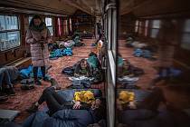 Zaměstnanci Gepard expressu a novináři čekají na válečné uprchlíky na odstavné koleji, 4. března 2022 v Mostyska (Ukrajina). Humanitární vlak na Ukrajinu poblíž města Mostyska vypravuje iniciativa Železnice pomáhá.