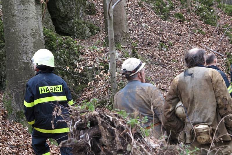 Jeskyňářovu nohu uvěznil v podzemí velký kámen. Hasiči a členové speleologické záchranné služby organizují jeho záchranu.