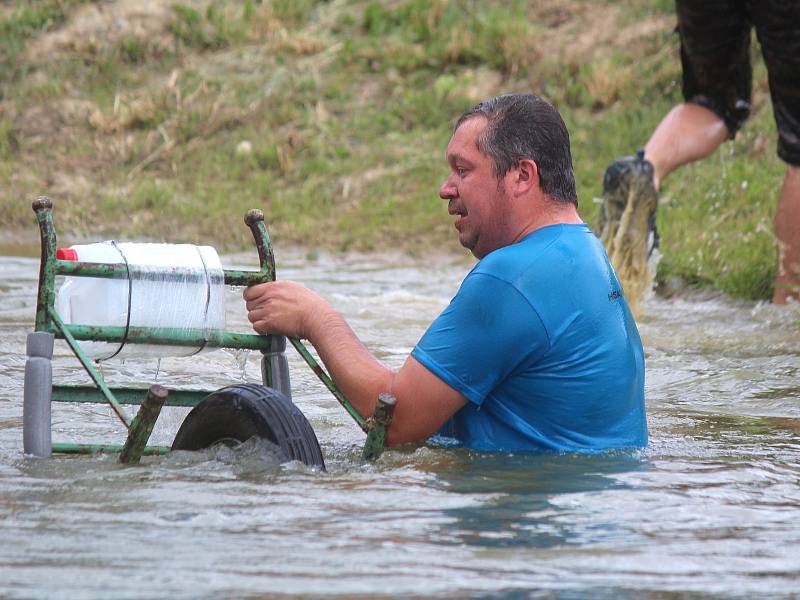 Lazinovská lávka bavila. A pomohla postižené Adélce.