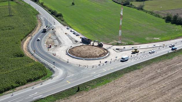 Pohled budovanou okružní křižovatku na I/43 u Sebranic.