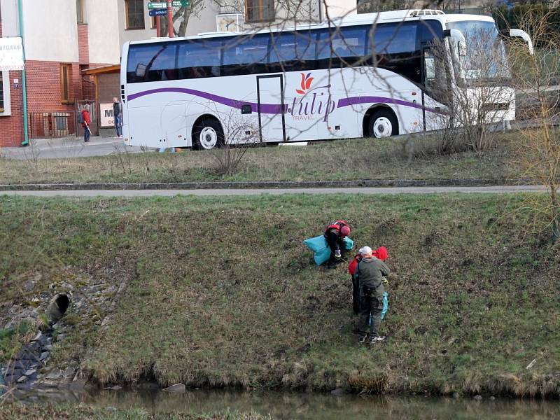 Ráječtí vodáci zorganizovali již potřetí čištění břehů řeky Svitavy mezi Blanskem a Adamovem.