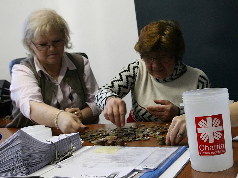 Lidé, kteří na Blanensku letos přispěli charitě do tříkrálové sbírky, byli letos mimořádně štědří. Do kasiček naházeli o sto třináct tisíc korun víc, než před rokem. Rekordních 1 694 427 korun. 