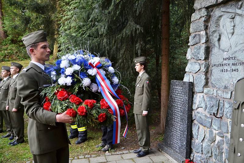 Součástí vzpomínky na sedmdesáté výročí konce druhé světové války v Letovicích bylo i vystoupení mažoretek nebo lampionový průvod.