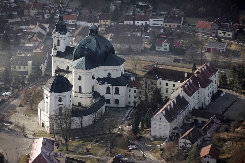 První letošní let a série nádherných fotografií. Paraglidistu Petra Buchtu z Adamova na Blanensku zlákala předpověď počasí k výletu na motorovém křídle. Do vzduchu vystartoval ve středu z kotvrdovického letiště krátce před půl osmou ráno.