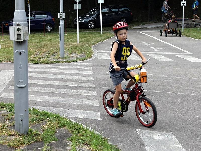 Děti na dopravním hřišti zkoušely jezdit i poskytnout první pomoc.