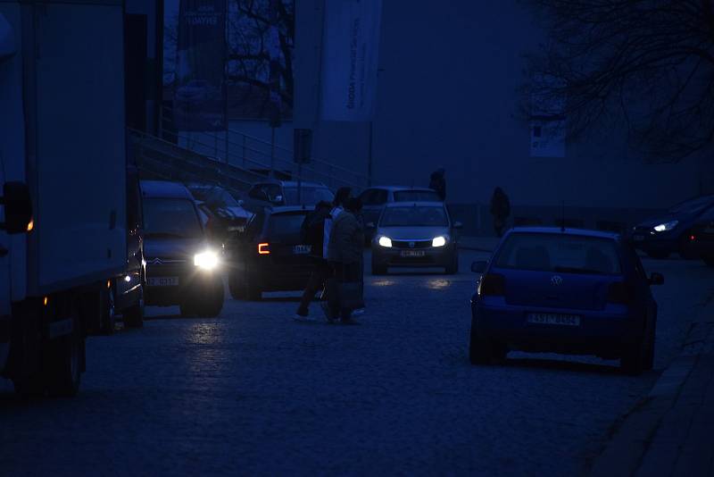 U boskovické základní školy na náměstí 9. května je to ráno o nervy a zdraví. Děti se trousí po silnici ze všech stran mezi přijíždějícími auty. A že jich není málo.