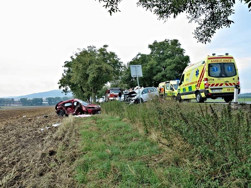 Jeden mrtvý a čtyři zranění. Z toho jeden těžce. Tak dopadla středeční dopravní nehoda dvou osobních aut na silnici I/43. 