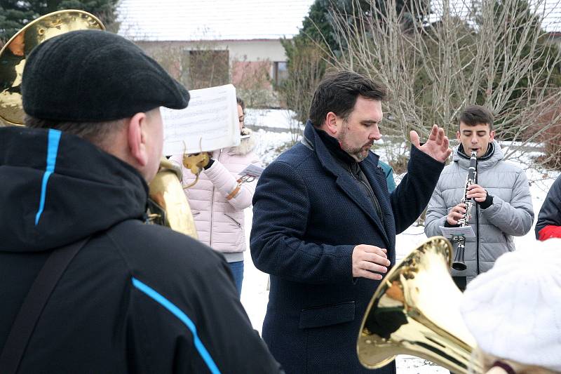 Dechový orchestr Malá Haná vyrazil na Blanensko a Svitavsko na tradiční předvánoční koledování. Už po osmnácté. Navštívil osm míst. Před nedělním polednem hrál ve Světlé (na snímcích) u tamní kapličky.