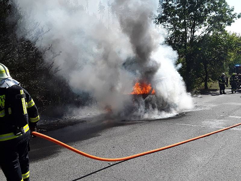 Požár zcela zničil auto ve Zboňku na Boskovicku.
