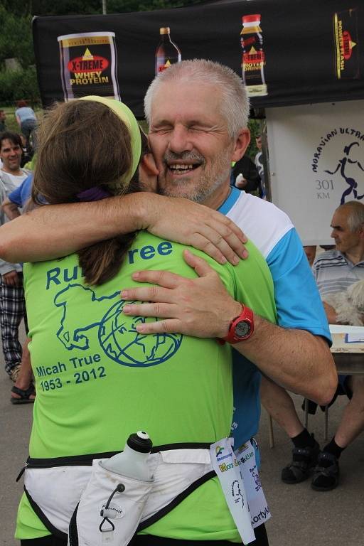 Tři sta kilometrů v sedmi dnech zvládli účastníci Moravského ultramaratonu. V sobotu doběhli do cíle v Lomnici u Tišnova.