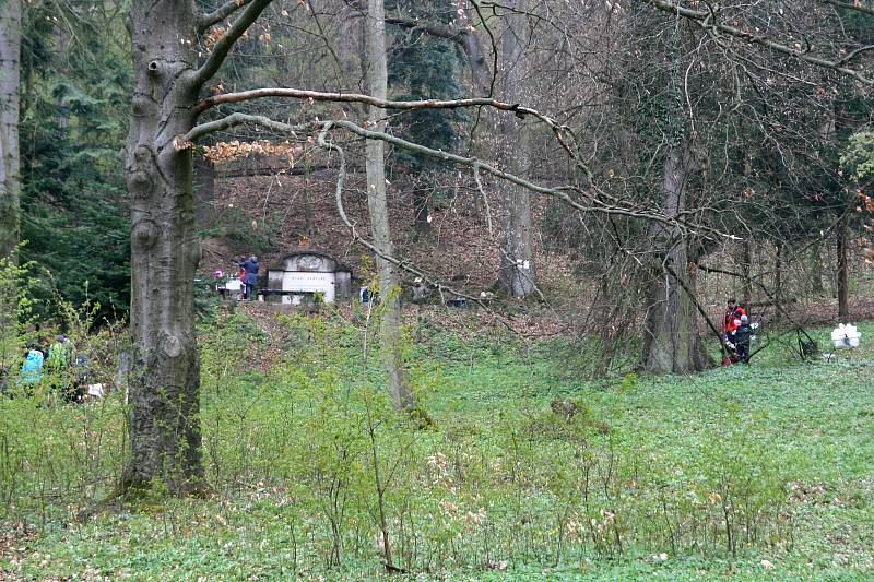 Adamovští oslavili v neděli Den Země. Na tradiční akci spolku Okras, který se zabývá ochranou přírody v Moravském krasu a jeho okolí. U studánky Ptačí svatyně čekala na děti i rodiče řada stanovišť s přírodní tématikou.