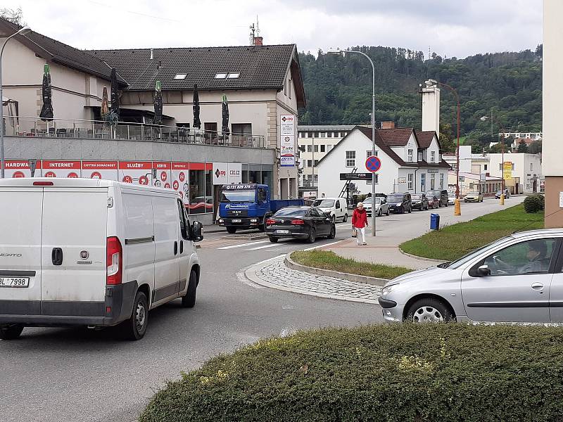 Brzda, spojka, plyn. A tak pořád dokola. Čekání v kolonách, nervy na pochodu. Jedním slovem dopravní peklo. Tak popisují řidiči, které Deník oslovil, současnou dopravní situaci v Blansku. V okresním městě je totiž několik uzavírek na hlavních tazích.