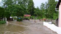 Dvacet let od ničivých povodní (na snímku), kdy přišli o život dva lidé, zasáhla Olešnici na Blanensku kroupová smršť.