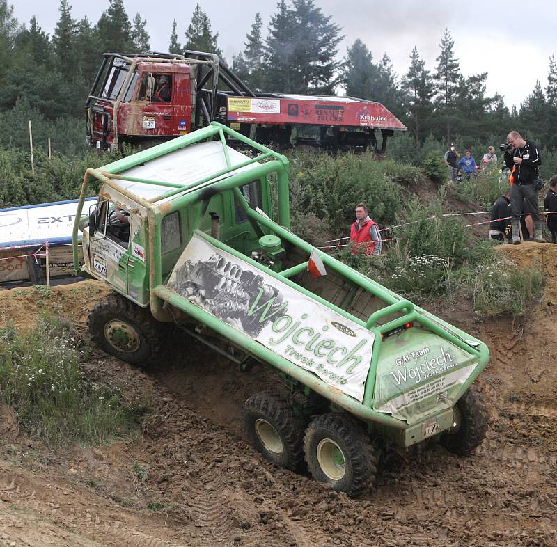 Ve startovní listině převládaly Tatry 813 a 815, ale k vidění byly i mercedesy, iveca, liazky, avie, dokonce i Praga VS3. Ať mladík, či veterán, všichni museli z bláta do louže i naopak, z prudké strže dolů i nahoru, do písečných dun.