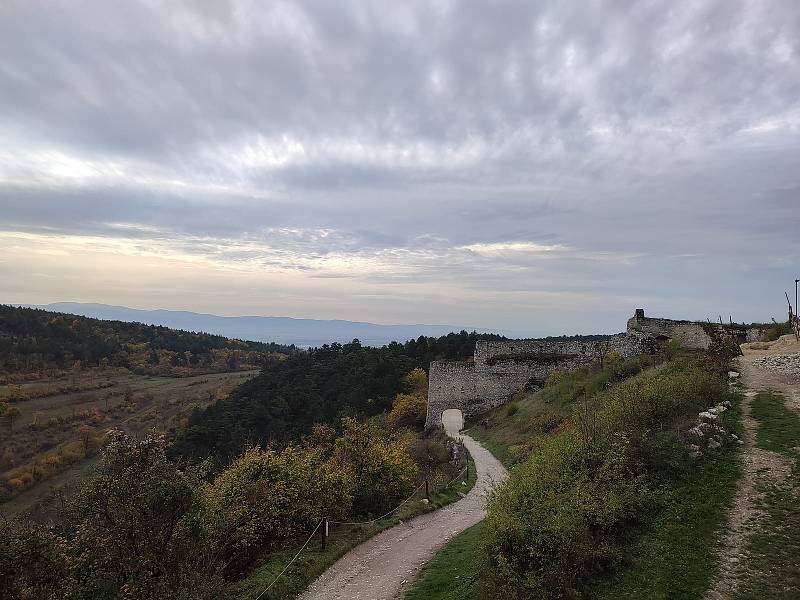 Z vrcholku hradu jde vidět na nádherné zalesněné svahy Malých Karpat, kopanice Myjavské pahorkatiny nebo pohoří Považský Inovec.