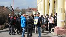 Před boskovickým gymnáziem manifestovala zhruba padesátka studentů.