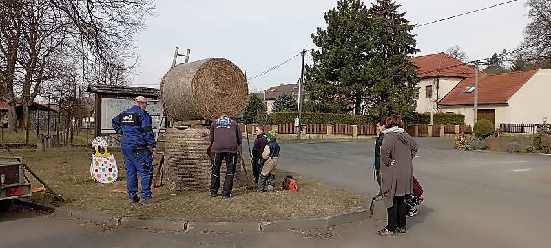 Obří zajíc a velikonoční výzdoba v Crhově.