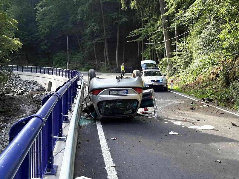 Čtyři lidé se v sobotu zranili při havárii osobního auta u Boskovic na Blanensku. Jednadvacetiletá řidička utrpěla poranění mozku a vrtulník ji přepravil do nemocnice.