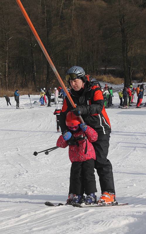 Na Blanensku jsou v provozu dvě sjezdovky. Na umělém sněhu se lyžuje v Olešnici a v Hodoníně u Kunštátu. Hořice čekají na přírodní sníh.