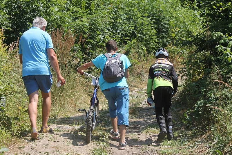 První den mistrovství světa v biketrialu bojovali v lesích nad blanenskou přehradou Palava o medaile jezdci do patnácti let a dívky.