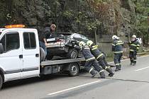Šestadvacetiletý řidič BMW vjel příliš rychle do zatáčky a dostal smyk. S autem se přetočil o sto osmdesát stupňů a v protisměru narazil do betonové zdi. Z nehody, která se stala na silnici za odbočkou na Olomučany vyvázl bez zranění.