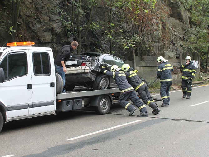 Šestadvacetiletý řidič BMW vjel příliš rychle do zatáčky a dostal smyk. S autem se přetočil o sto osmdesát stupňů a v protisměru narazil do betonové zdi. Z nehody, která se stala na silnici za odbočkou na Olomučany vyvázl bez zranění.