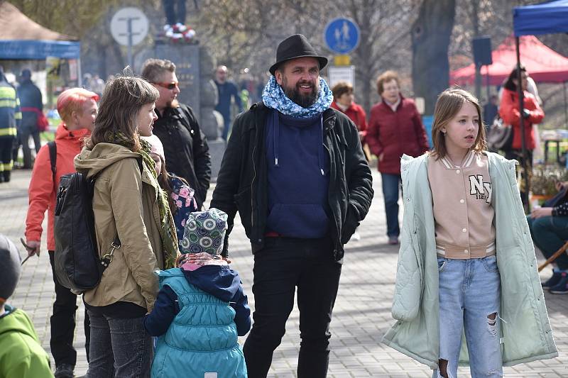 V Blansku vítali jaro a vynesli smrtku. Slavnosti jara ovládly v sobotu park na nábřeží řeky Svitavy.