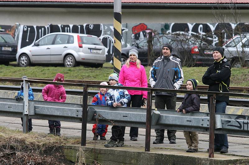 Čtvrtá vánoční plavba. V blanenském lomu plaval na Štědrý den tank, vor z lahví i otužilci.