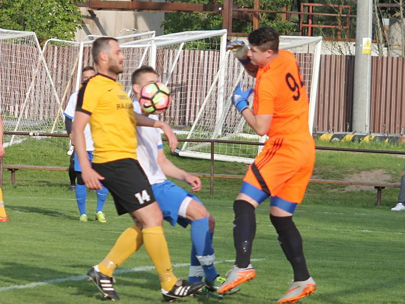 V semifinále krajského fotbalového poháru porazil FK Tišnov (v bílém) doma Olympii Ráječko 3:2.