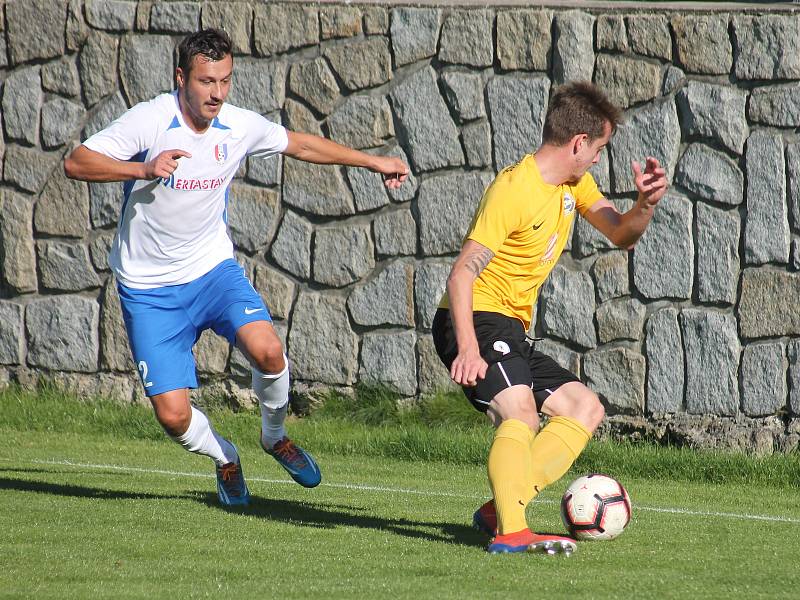 Souboj nováčků Moravskoslezské fotbalové ligy v Rosicích vyhráli domácí (žluté dresy). Gólem Malaty porazili Blansko 1:0.