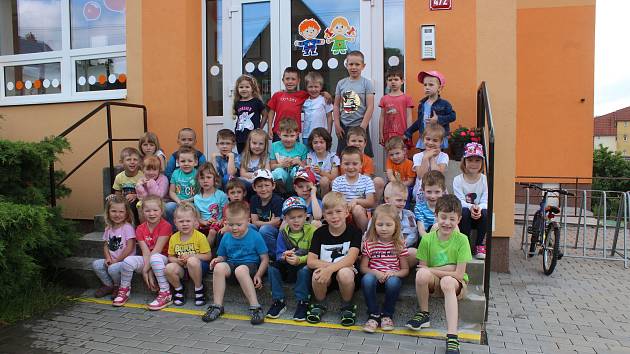 Společná fotografie dětí navštěvujících 2. mateřskou školu ve Velkých Opatovicích.