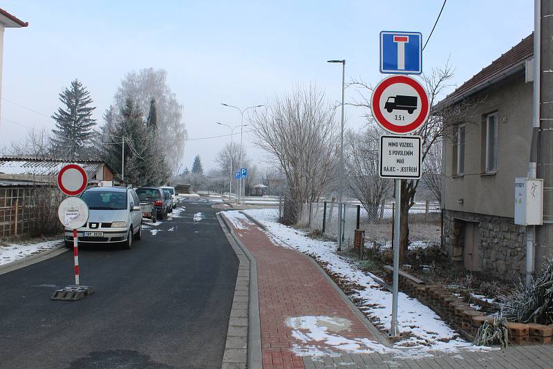 U železničního nádraží v Rájci-Jestřebí se otevře nové parkoviště.