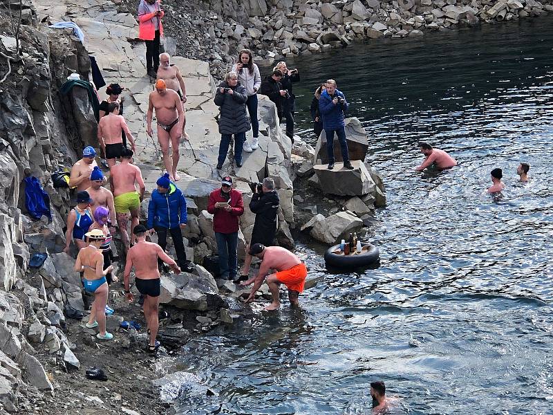 Hladinu zatopeného lomu v Šošůvce rozčeřili v neděli otužilci. V ledové vodě si zaplaval i známý herec Pavel Nový.