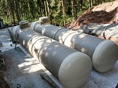 V Cetkovicích na Blanensku staví nový vodojem. Moderní sklolaminátové tubusy nahradí již špatně funkční původní vodojem. Celá akce i s čtyř a půl kilometrovým potrubím bude stát patnáct milionů. Obec přispěje třemi miliony.