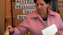 Hlasování do městského zastupitelstva a senátu v prvním boskovickém volebním okrsku na střední pedagockém škole.
