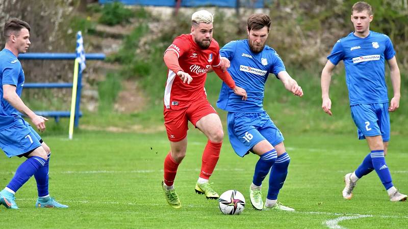 Blanenští fotbalisté (v červeném) remizovali na domácím hřišti s Otrokovicemi 1:1.