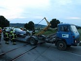 Silnici mezi Borotínem a Cetkovicemi zablokovala ve středu po osmé večer nehoda osobního auta a nákladního vlaku.